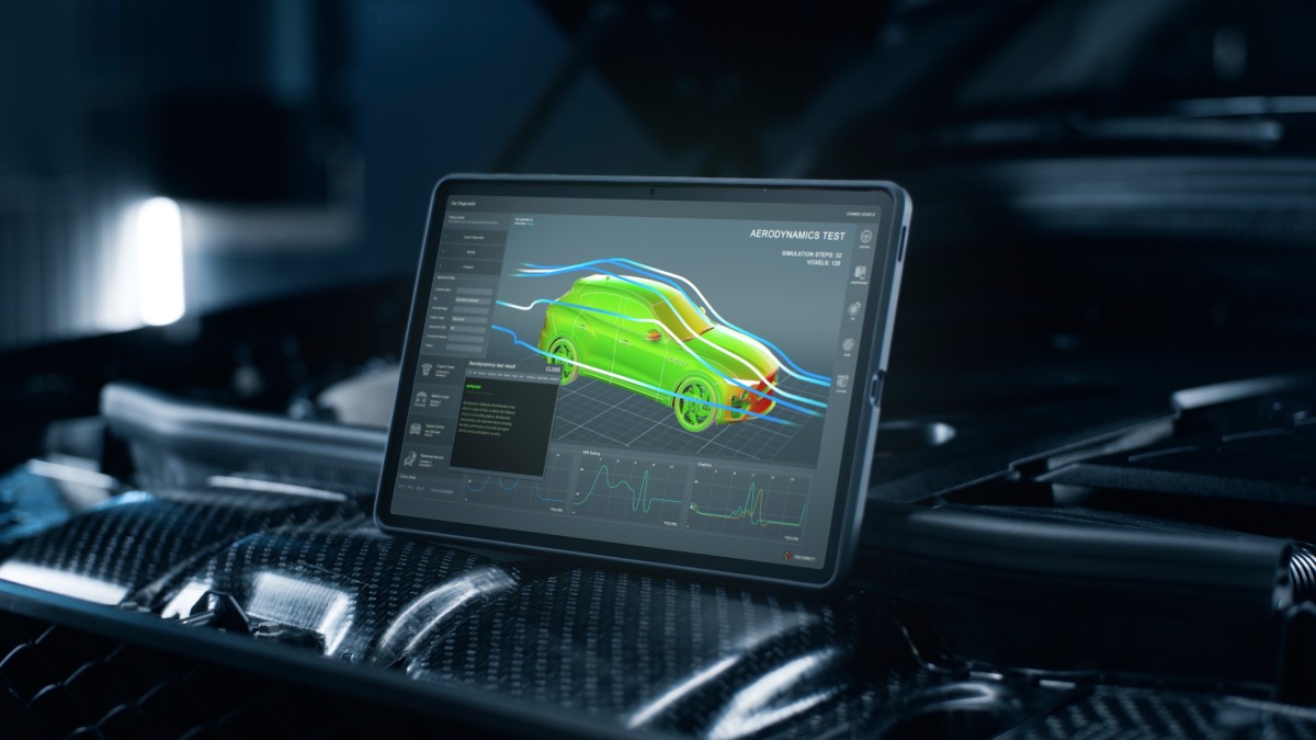 Illustration av gränssnittsapplikation för forskning och testning av bilens aerodynamiska parametrar på skärmen på en digital surfplatta som står på bilmotorn